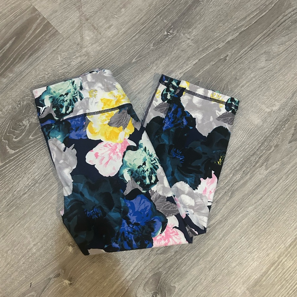 Old Navy Active Go-Dry Floral Capri Leggings size medium